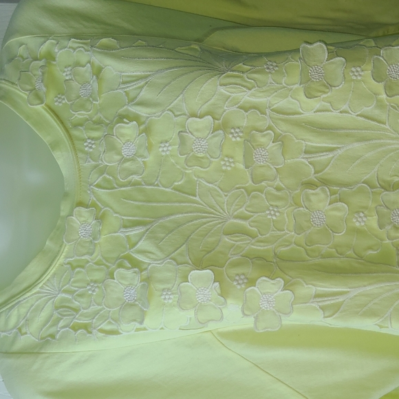 Very Pretty Textured Tee with Embroidered Flower Details | Size Large - Picture 2 of 6